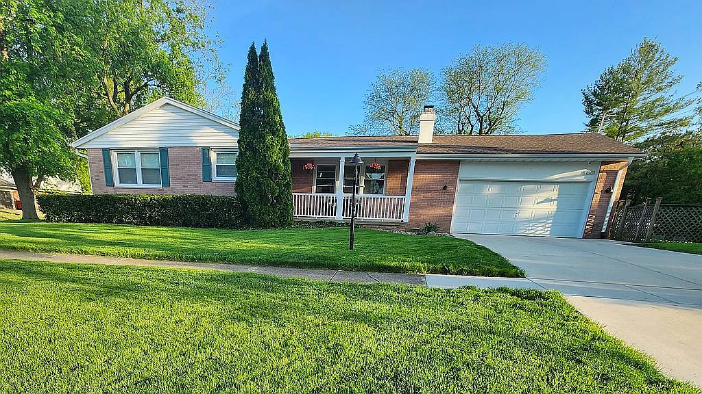 1301 Broadmoor Dr photo 1