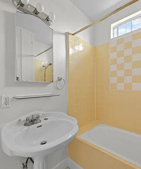 2528 1/2 Military Ave — Photo 12
