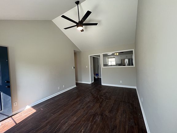 4th image of 567 Jacquie Dr