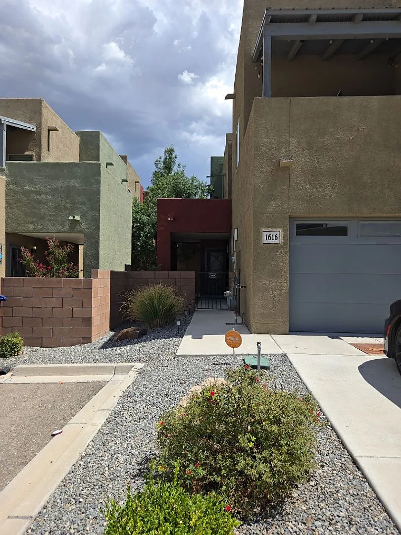 3 Bedroom, 2.5 Bathroom Home! Schedule a Showing! — Photo 1