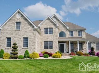 2 Sanibel Ct, Monroe Township, NJ 08831