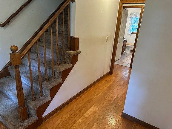 5th image of 8 Deep Wood Dr