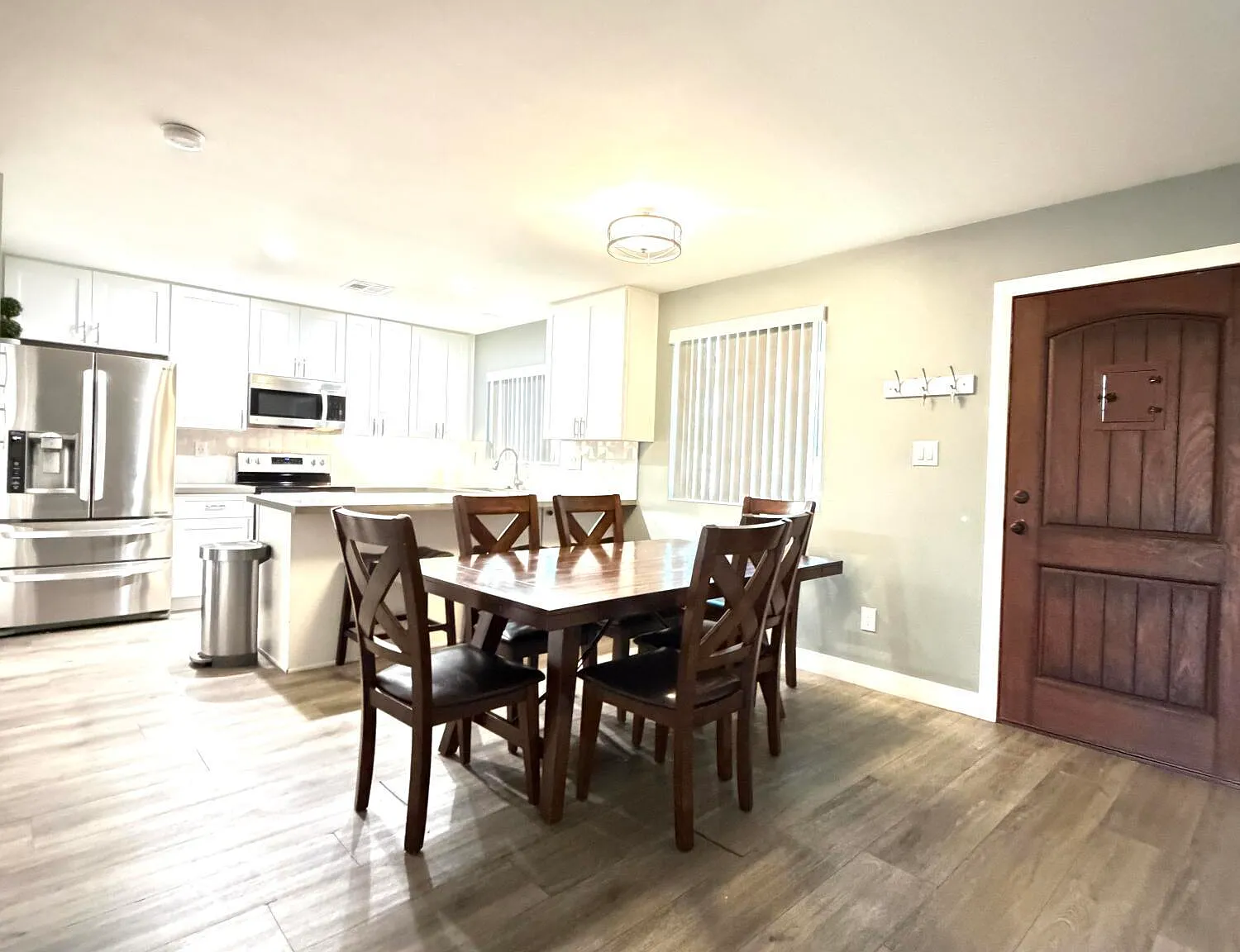 3 bed, 3.0 bath, 1408 sqft, $2,400 — Photo 3