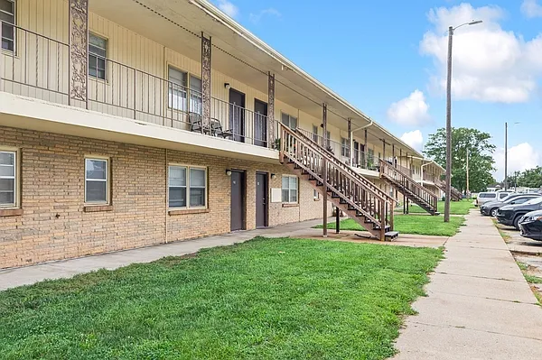 Bellevue Gardens Apartments — Photo 8