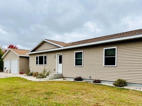 N2406 Skyview Ln, Waupaca, WI 54981