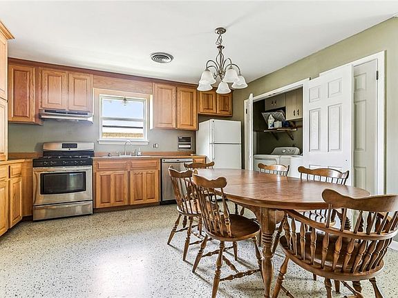 3rd image of 621 Aris Ave