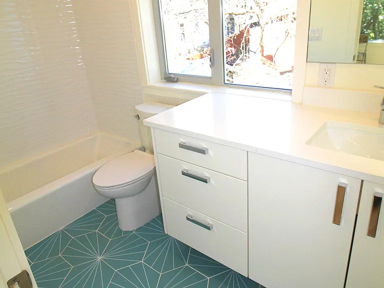 En Suite Bath - South Bedroom
