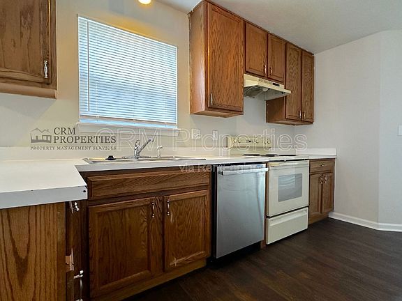 3rd image of 7202 Parklake Cir