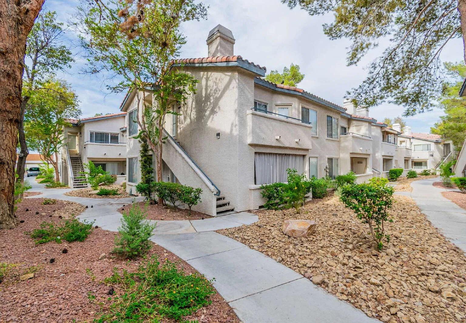 1 bed, 1.0 bath, 697 sqft, $1,095 — Photo 1