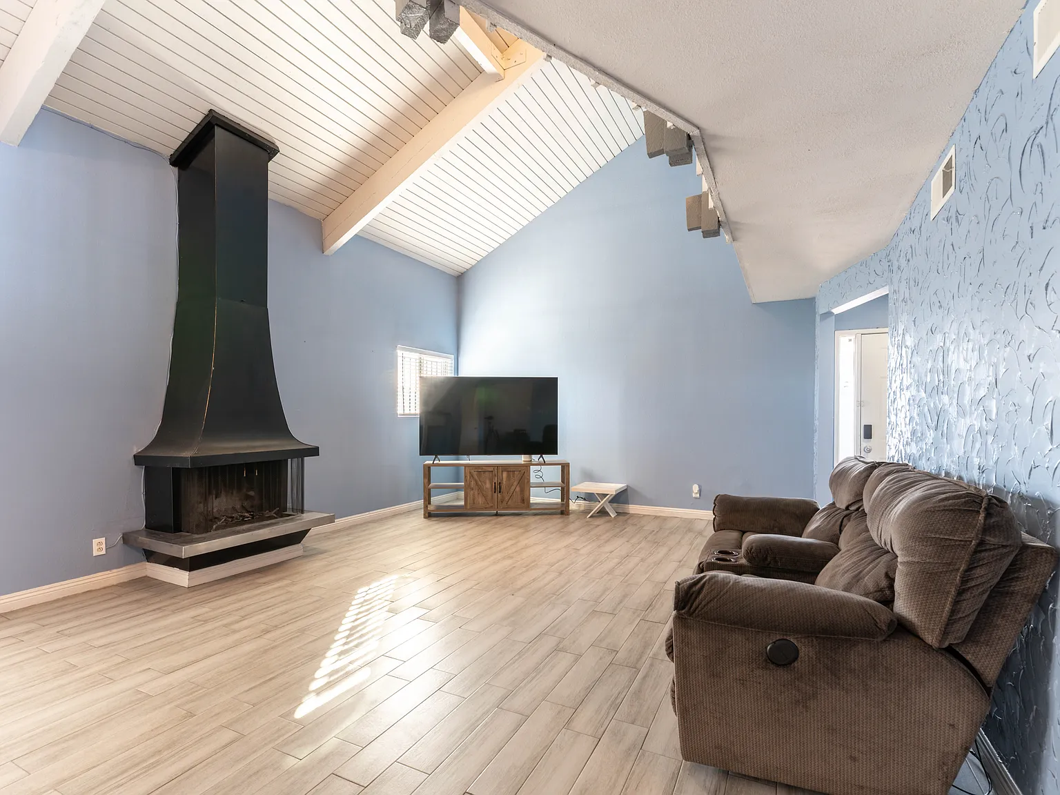 4090 Gold Coast Dr — Photo 2