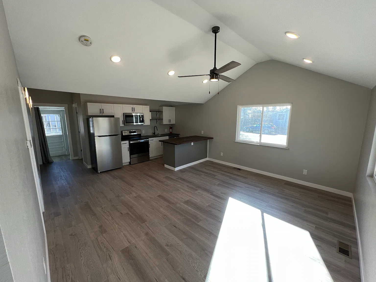 3 bed, 1100 sqft, $2,250 — Photo 2