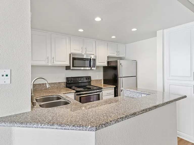 Mirada at La Jolla Colony Apartments — Photo 8