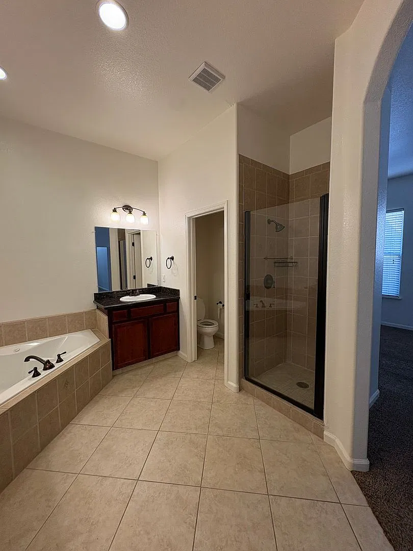 Large 3 bedroom Home in Turlock, Ca — Photo 2