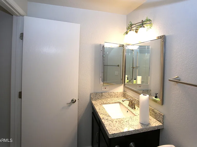 924 E Manor Dr — Photo 28