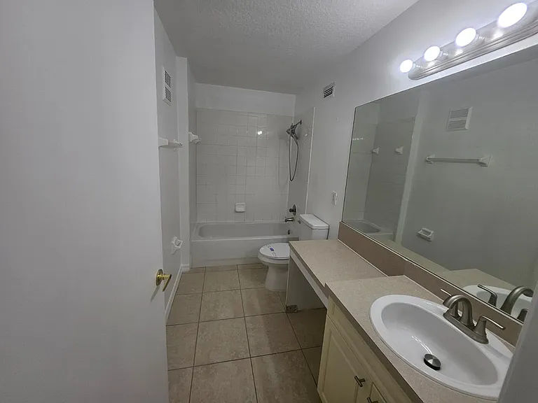 601 Washington Palm Loop #B — Photo 7
