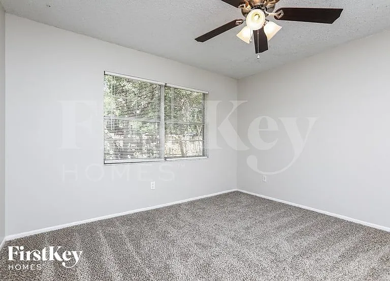 391 E Palmetto Ave — Photo 7