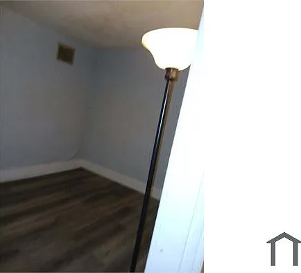 3529 Robson St — Photo 9