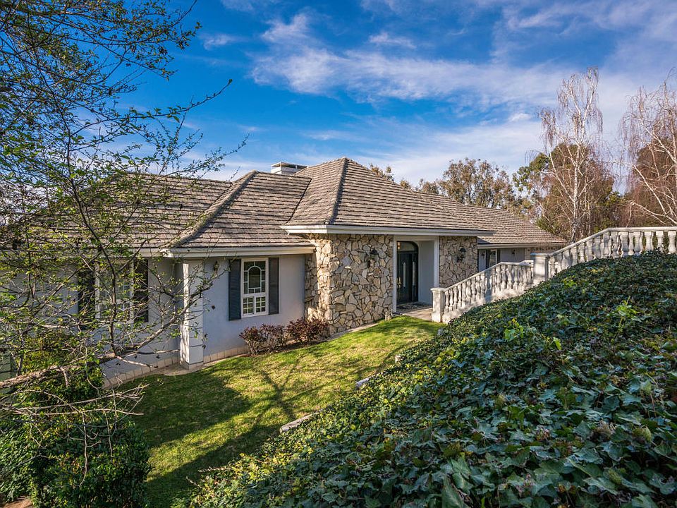 1st image of 31571 Foxfield Dr