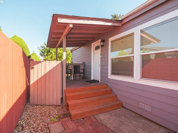 361 Scotts Glen Dr, Springfield, OR 97477