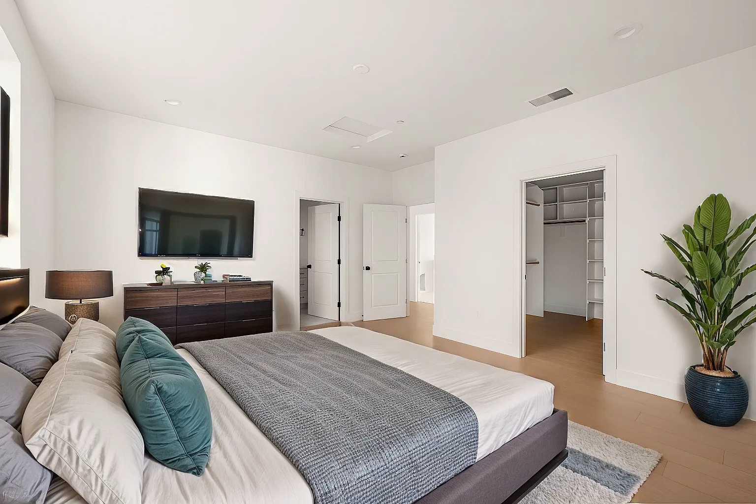 4 bed, 2078 sqft, $4,575 — Photo 3