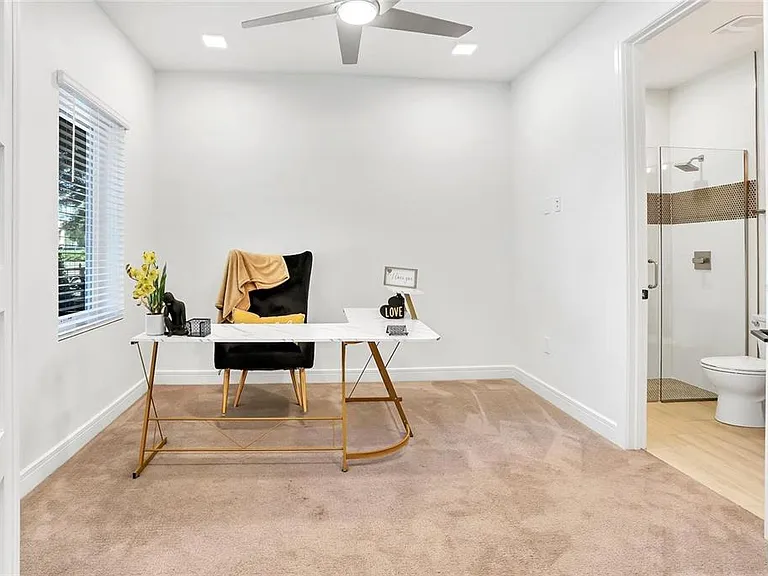 212 E Pineloch Ave — Photo 4