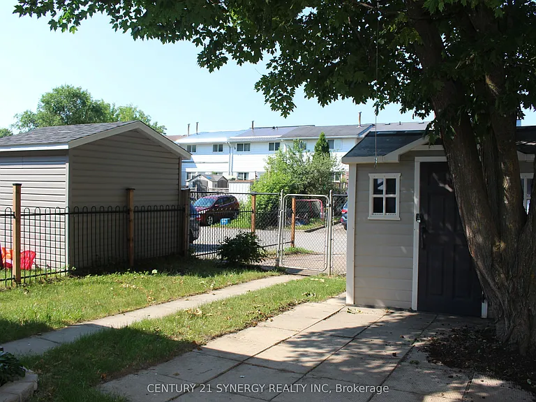 241 Wilfred Cres — Photo 20
