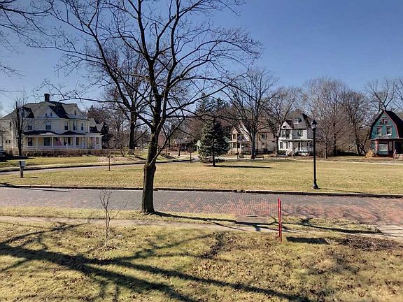 2nd image of 915 Pontiac Ave