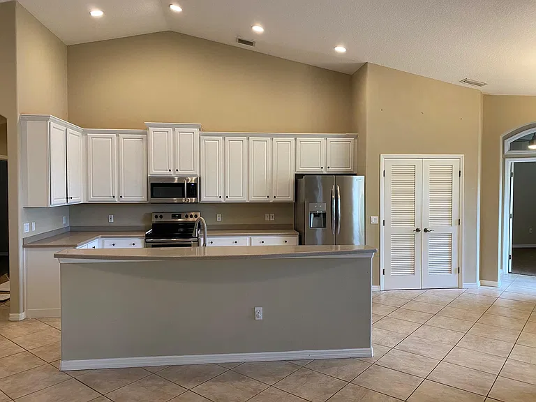 5723 Lexington Dr — Photo 3