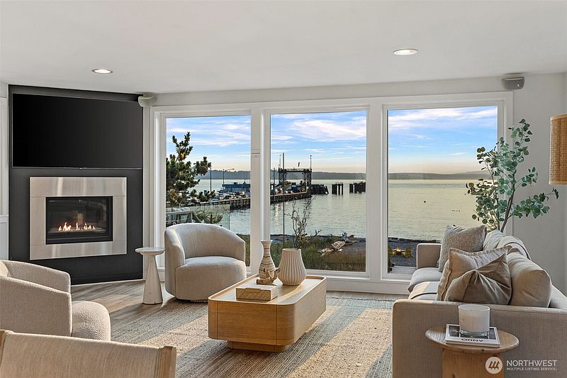 4th image of 8917 Fauntleroy Way SW