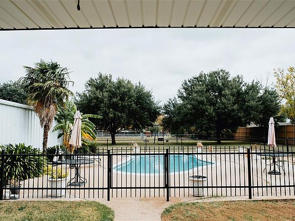 5th image of 204 Harris Dr