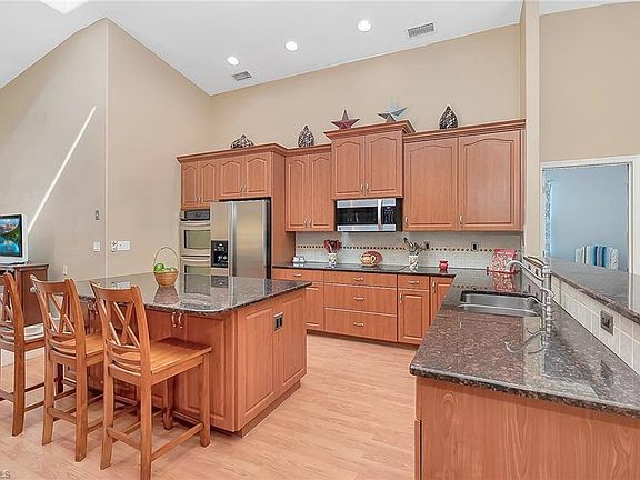 5th image of 525 SE 16th Pl