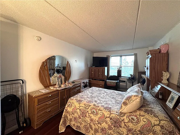 7914 Rockaway Beach Blvd #3L — Photo 9