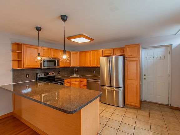 5th image of 152 Tree St