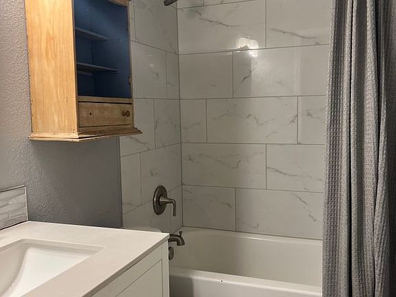 5th image of 210 W Meadowlane Dr