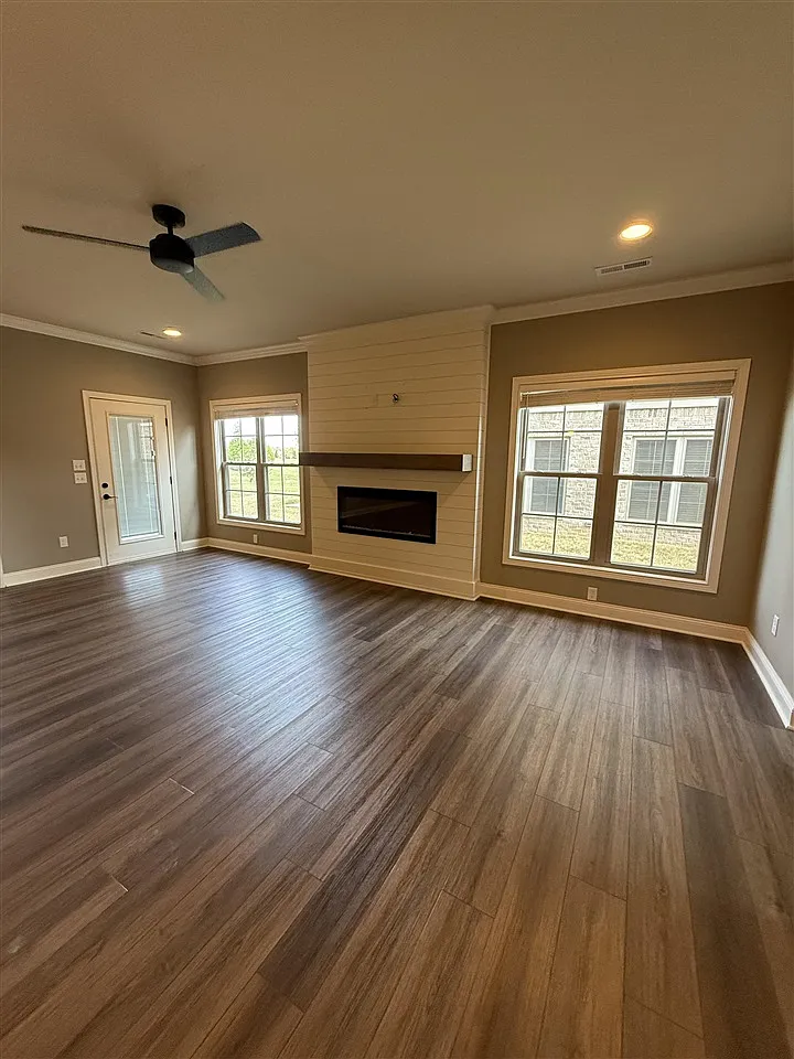 3 bed, 1933 sqft, $2,200 — Photo 3