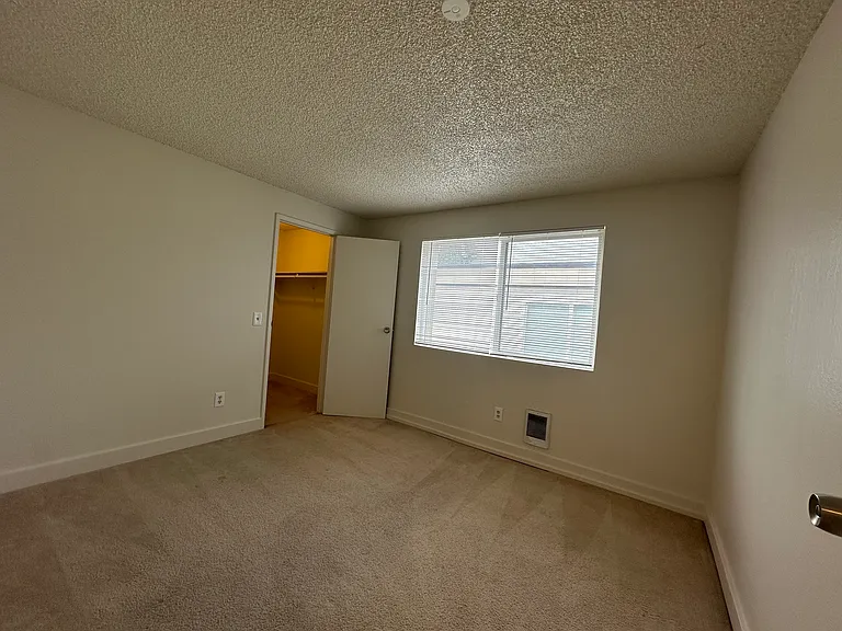 14504 NE 7th Pl #4 — Photo 8