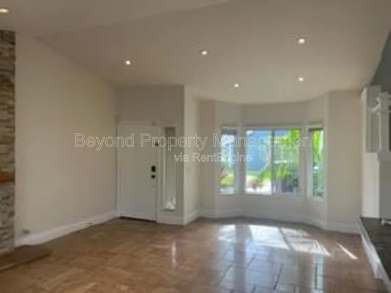 972 Ashton Ct — Photo 4