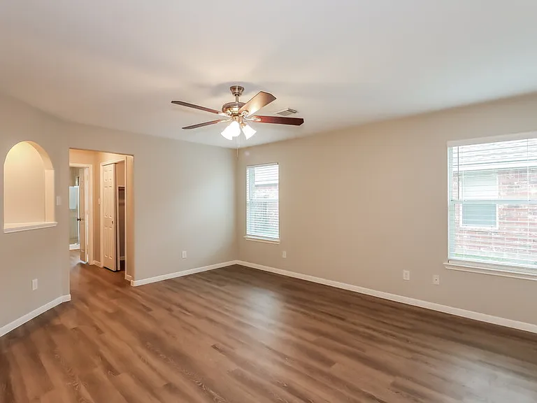 2427 Ranch Hollow Ct — Photo 10