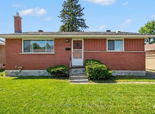 1112 Cobden Rd, Ottawa, ON K2C2Z2