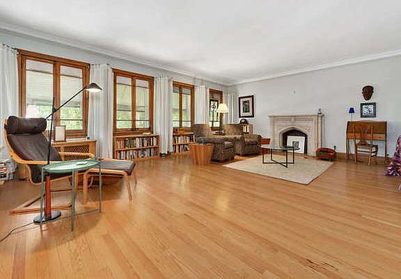 4th image of 7549 N Claremont Ave