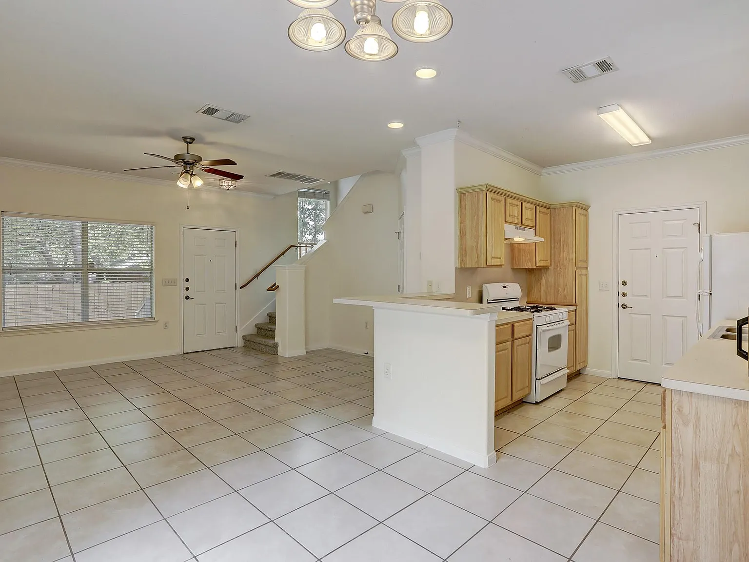 3 bed, 2.5 bath, 1700 sqft, $2,050 — Photo 3