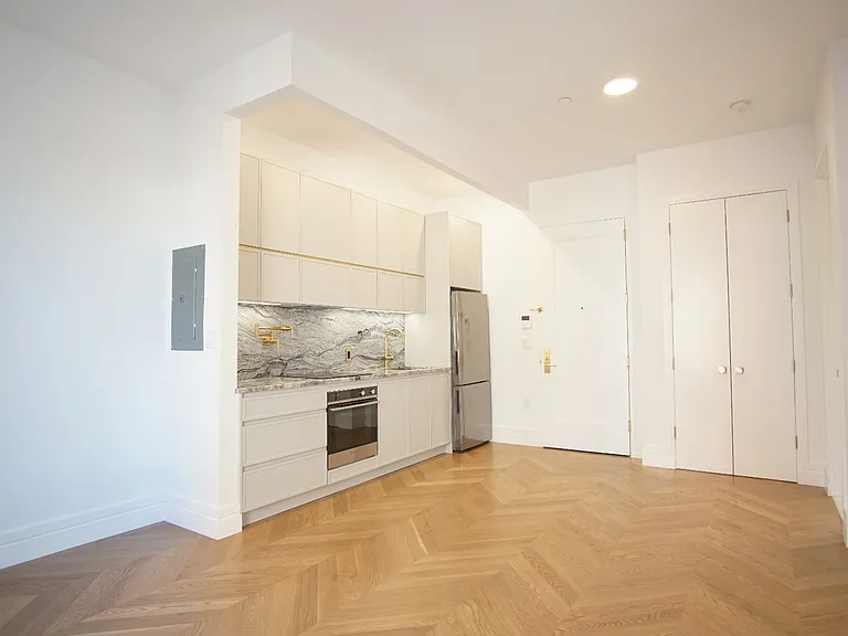 370 Lenox Ave #Penthouse 7 — Photo 2