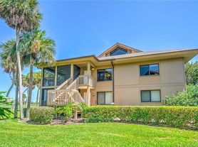271 NE Edgewater Dr, Stuart, FL