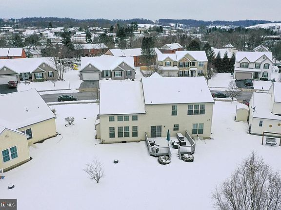 3rd image of 241 Greystone Ln