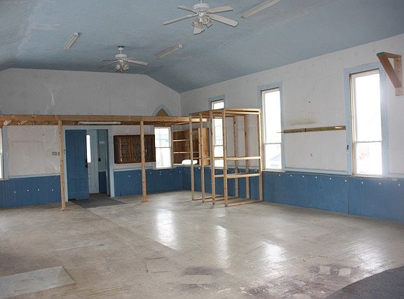 2nd image of 105 Mechanic St