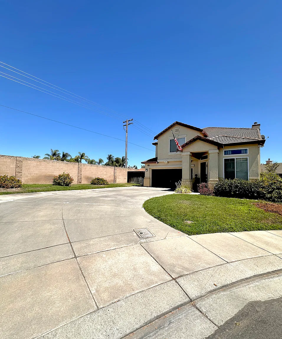 5 bed, 3.5 bath, 2303 sqft, $3,800 — Photo 2