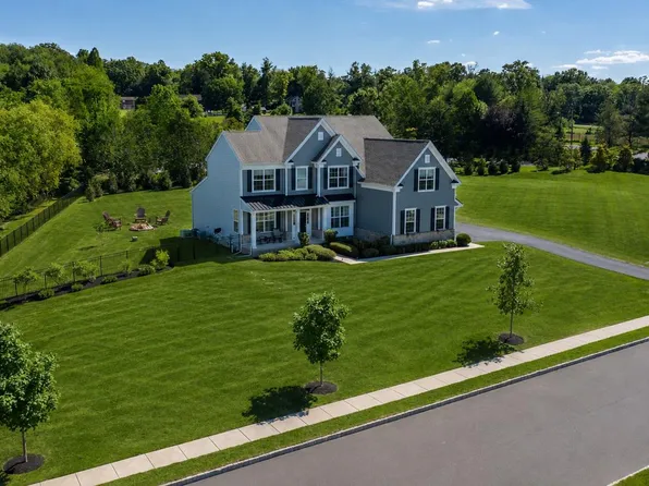 1 Bennett Ln, Newtown, PA 18940