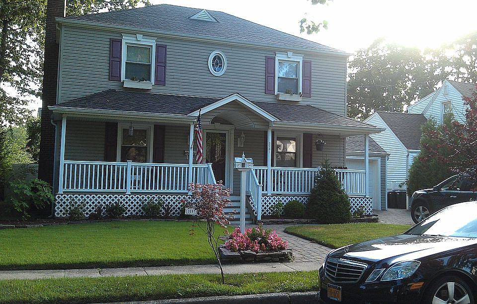 2nd image of 3281 Woodward St