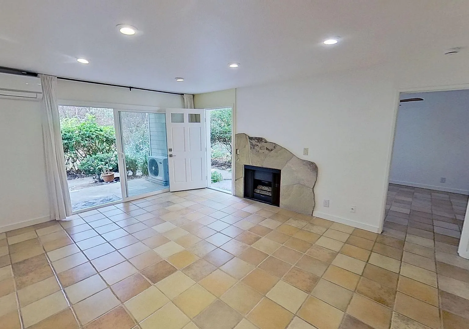 1 bed/ 1 bath Condo with A/C in Goleta-Eucalyptus Grove HOA — Photo 3