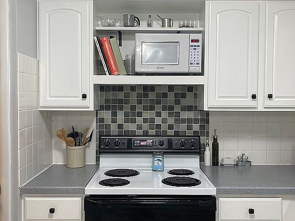 3rd image of 3907 Bruce Dr SW
